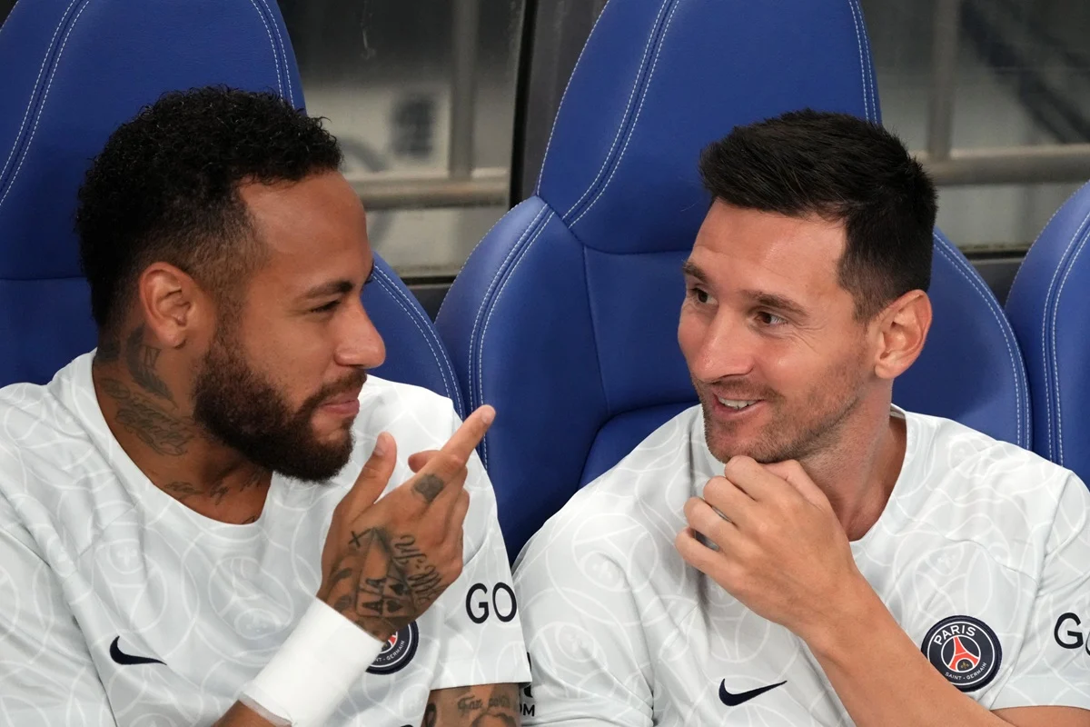 Neymar anunció su retiro de la selección en el mismo estadio que Messi lo hiciera hace diez años