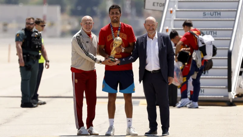 Los campeones del mundo llegaron a España y celebran a lo grande