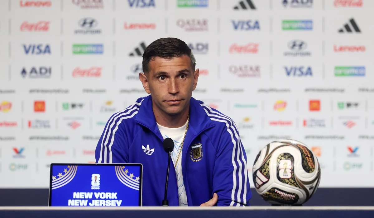Dibu Martínez: “No hay ninguna selección que se adapte a las situaciones como nosotros”