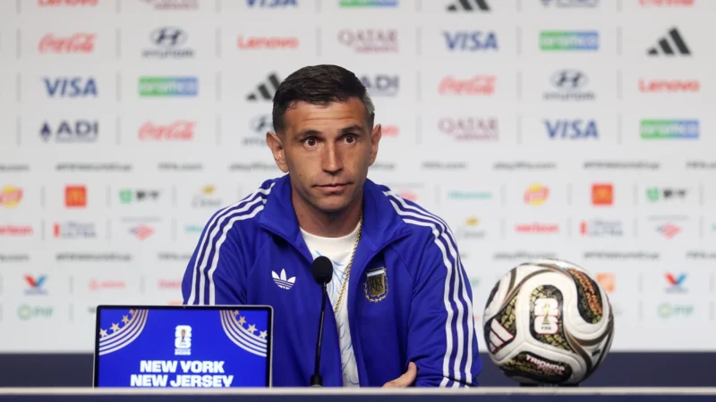 Dibu Martínez: “No hay ninguna selección que se adapte a las situaciones como nosotros”