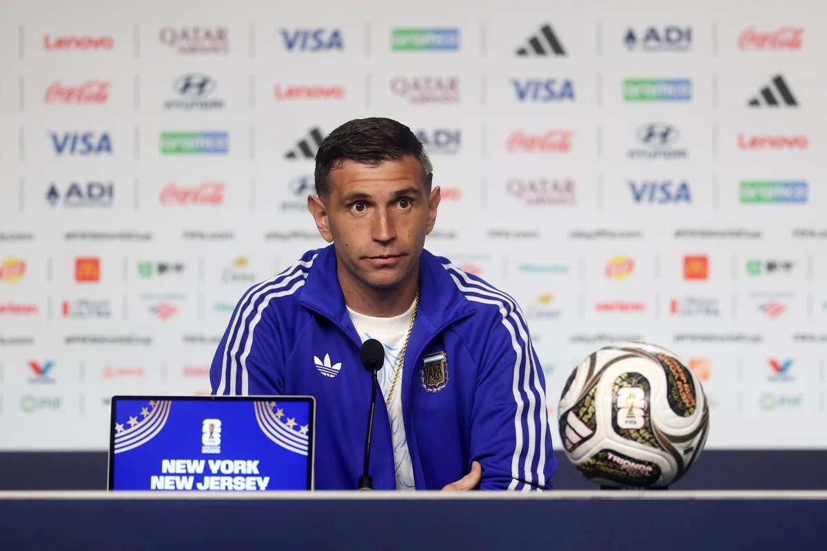 Dibu Martínez: “No hay ninguna selección que se adapte a las situaciones como nosotros”