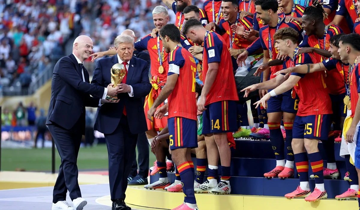 Donald Trump entregó el trofeo de la Copa del Mundo junto a Gianni Infantino