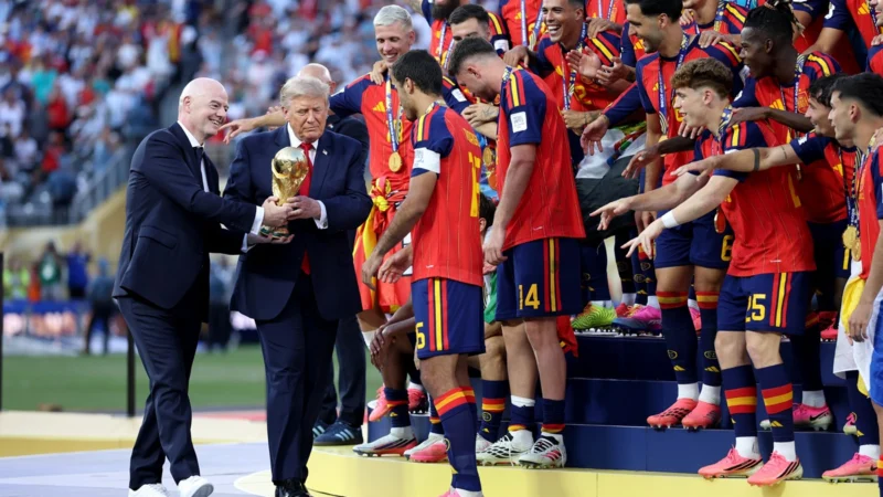 Donald Trump entregó el trofeo de la Copa del Mundo junto a Gianni Infantino