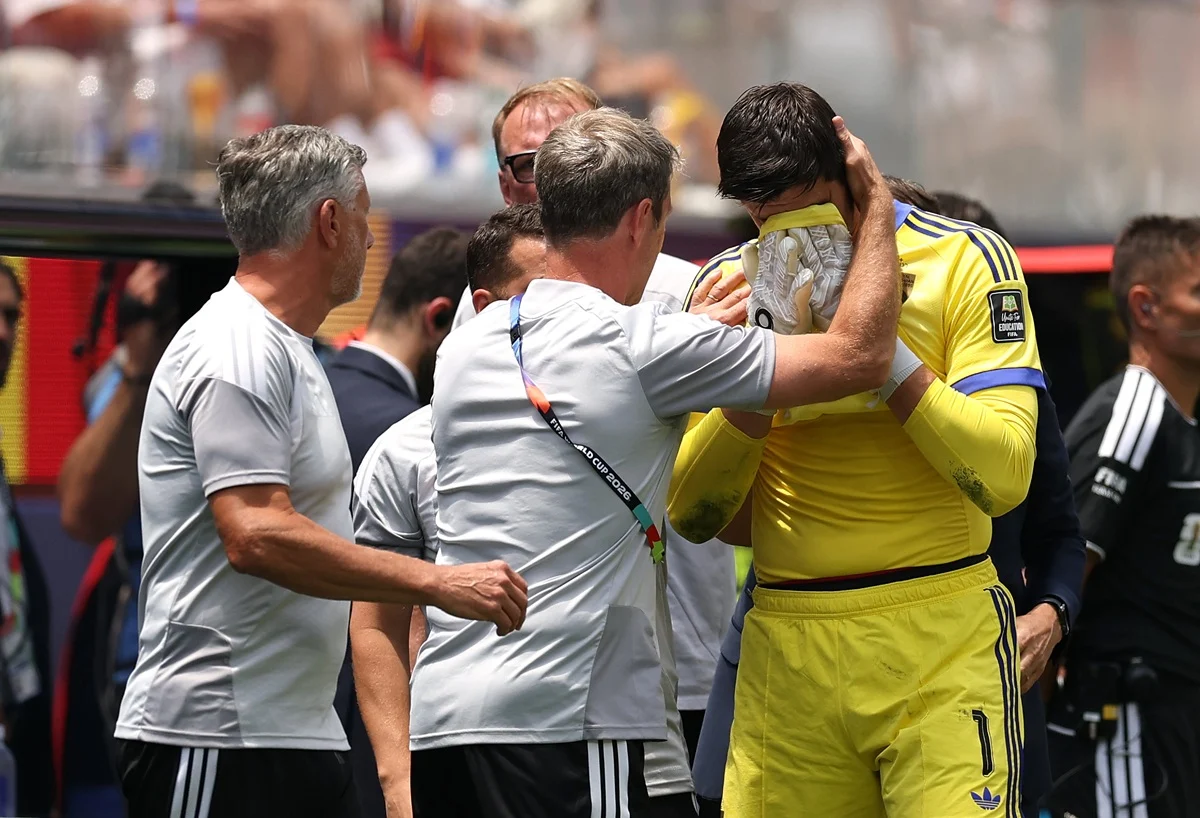 Courtois sufrió una lesión y se retiró llorando en España vs Bélgica