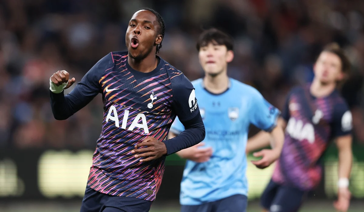 Tottenham venció al Sydney con nuevos refuerzos y un golazo de Mathys Tel