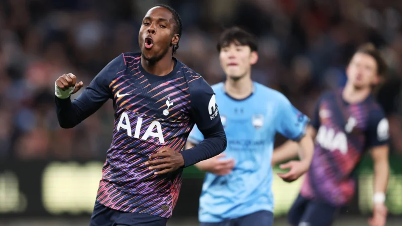 Tottenham venció al Sydney con nuevos refuerzos y un golazo de Mathys Tel