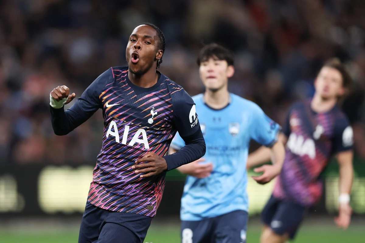 Tottenham venció al Sydney con nuevos refuerzos y un golazo de Mathys Tel