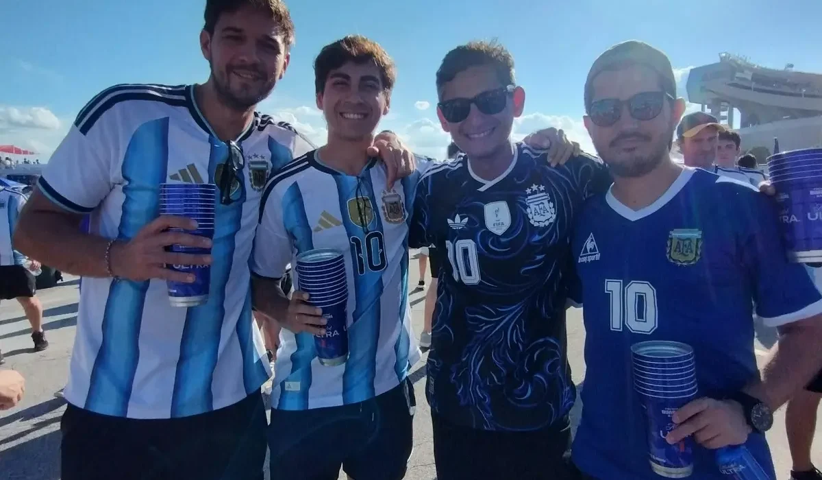 El nuevo «deporte» de los hinchas en el Mundial 2026: coleccionar vasos de cerveza y gaseosa de los estadios