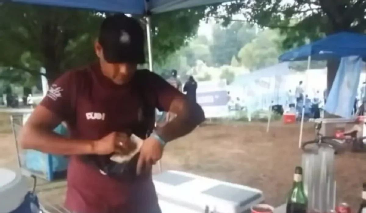 De Salta al Mundial: el argentino que recorre las sedes vendiendo Fernet en los banderazos de la Selección