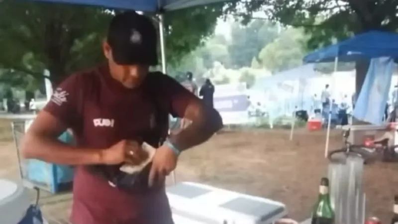 De Salta al Mundial: el argentino que recorre las sedes vendiendo Fernet en los banderazos de la Selección
