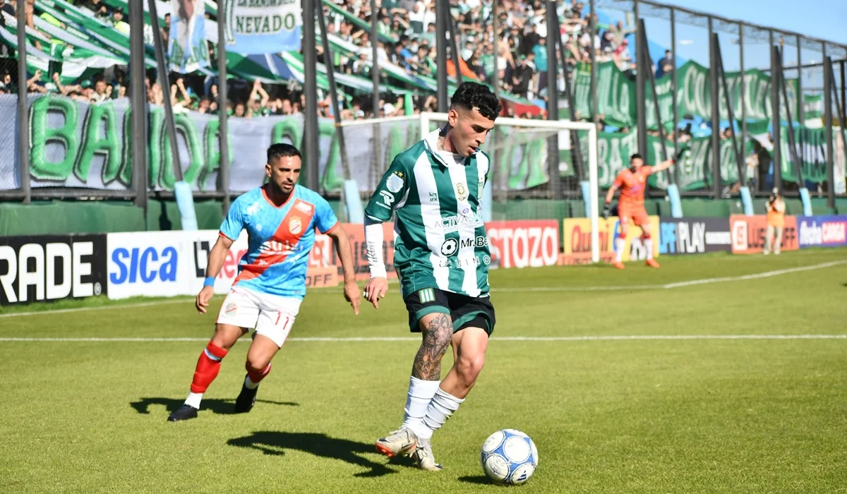 Arsenal goleó al Excursionistas líder en Primera B