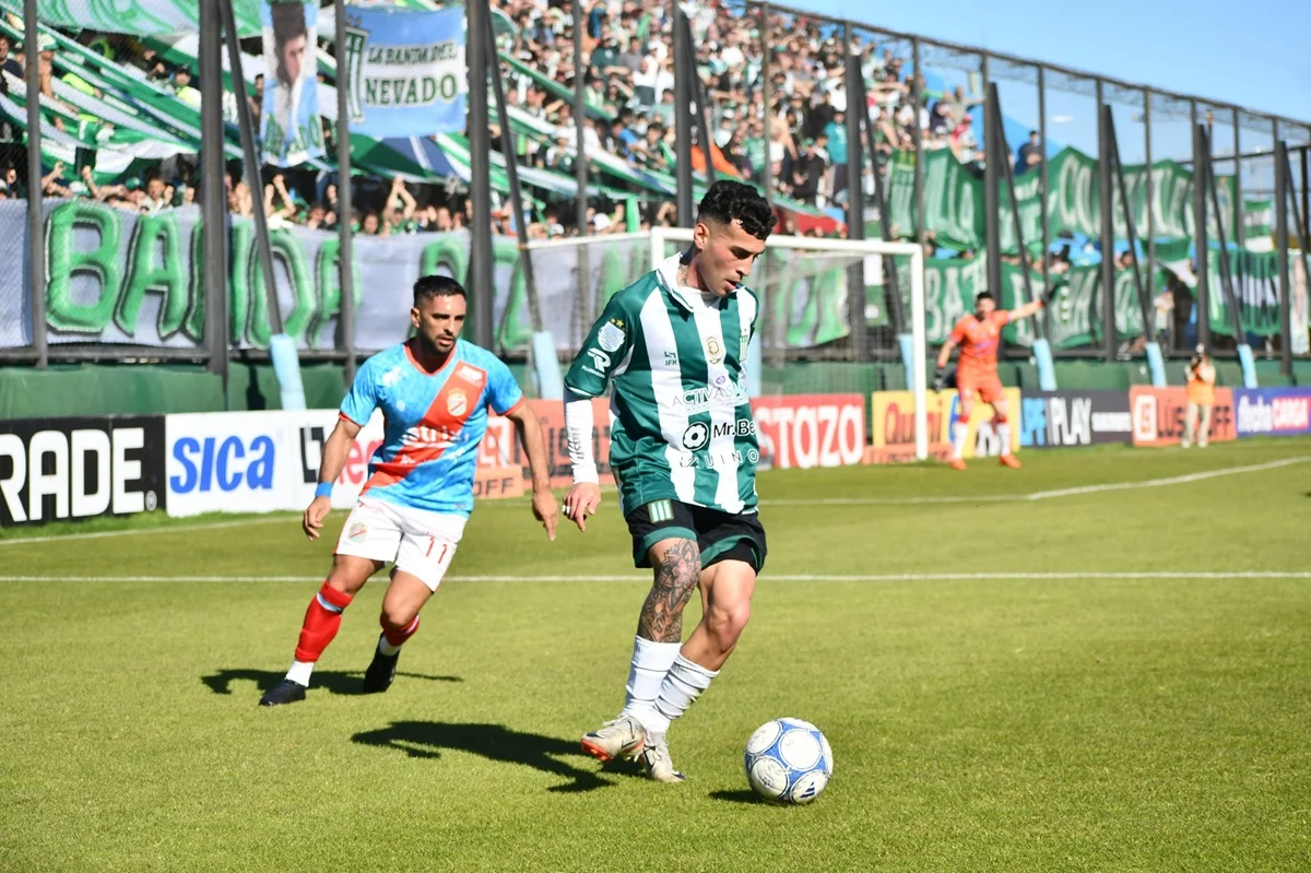 Arsenal goleó al Excursionistas líder en Primera B