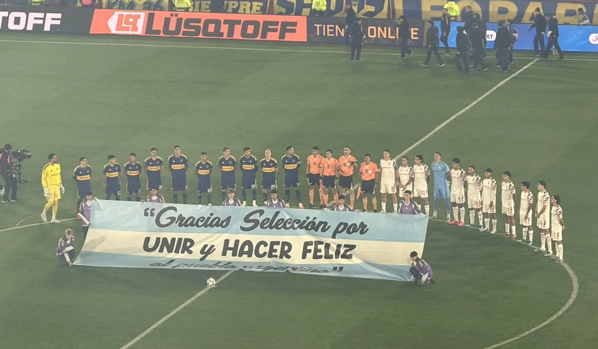 Boca y Estudiantes posaron con una bandera en reconocimiento a la Selección Argentina