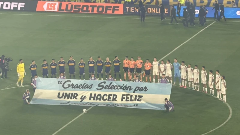 Boca y Estudiantes posaron con una bandera en reconocimiento a la Selección Argentina