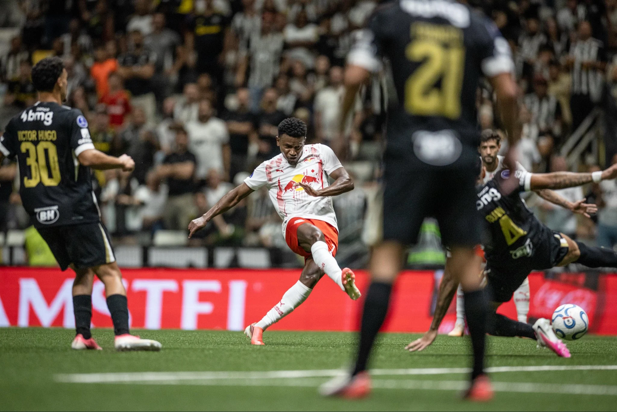 En un partido de locos con un final infartante, Atlético Mineiro eliminó a Bragantino en Sudamericana