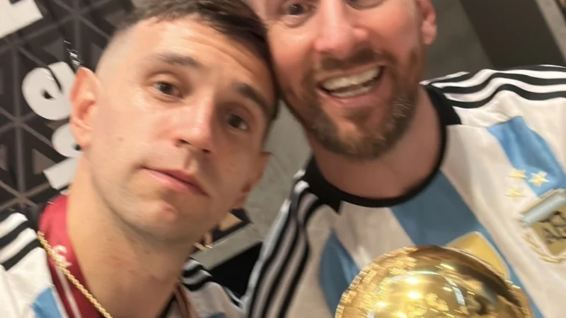 El mensaje de Dibu Martínez a Lionel Messi por su retiro de la Selección Argentina: “Gracias por hacerme Campeón del Mundo”