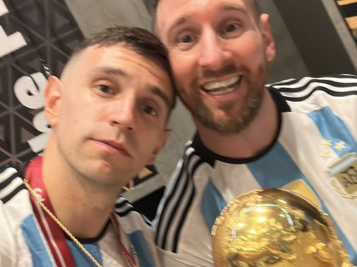 El mensaje de Dibu Martínez a Lionel Messi por su retiro de la Selección Argentina: “Gracias por hacerme Campeón del Mundo”
