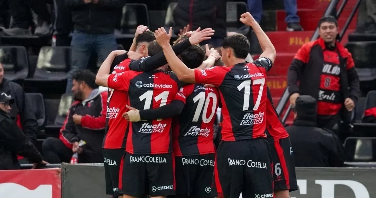 Colón goleó a Patronato y se mantiene en el podio de la Zona A