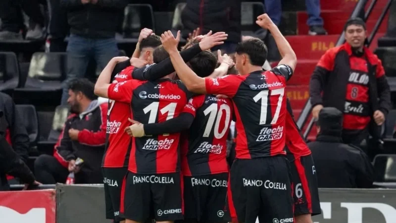 Colón goleó a Patronato y se mantiene en el podio de la Zona A