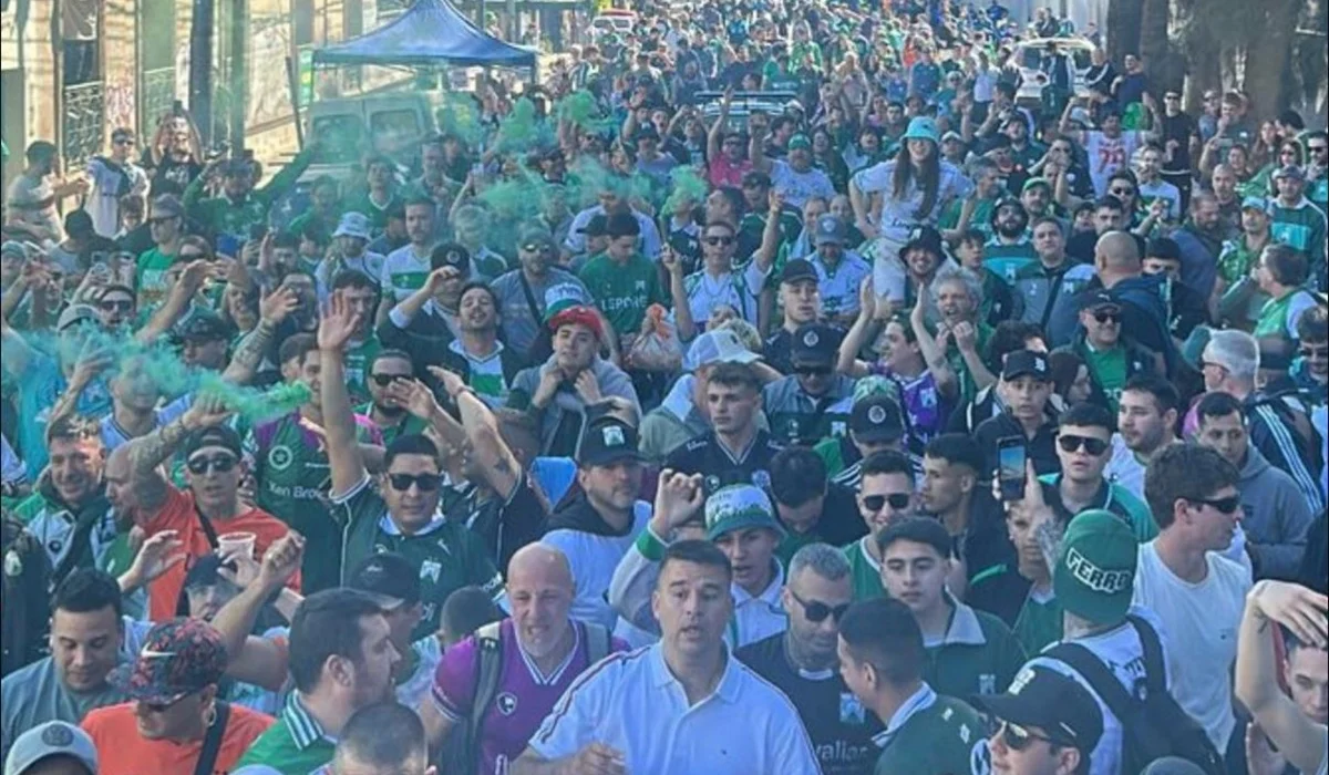 Una multitud de Ferro copó Caseros en otro partido con visitantes