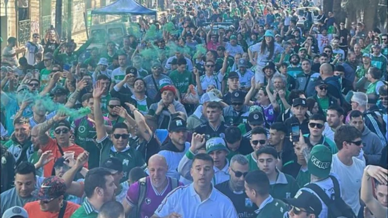 Una multitud de Ferro copó Caseros en otro partido con visitantes