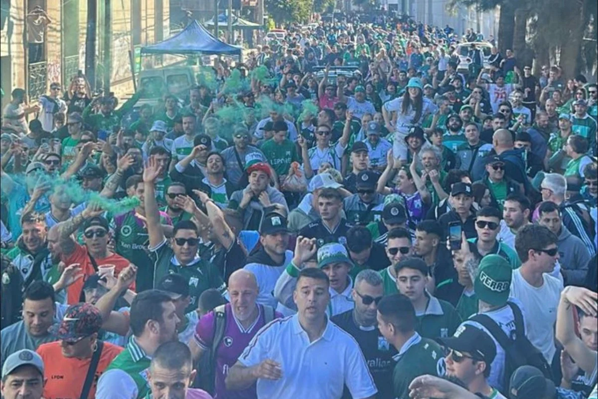 Una multitud de Ferro copó Caseros en otro partido con visitantes