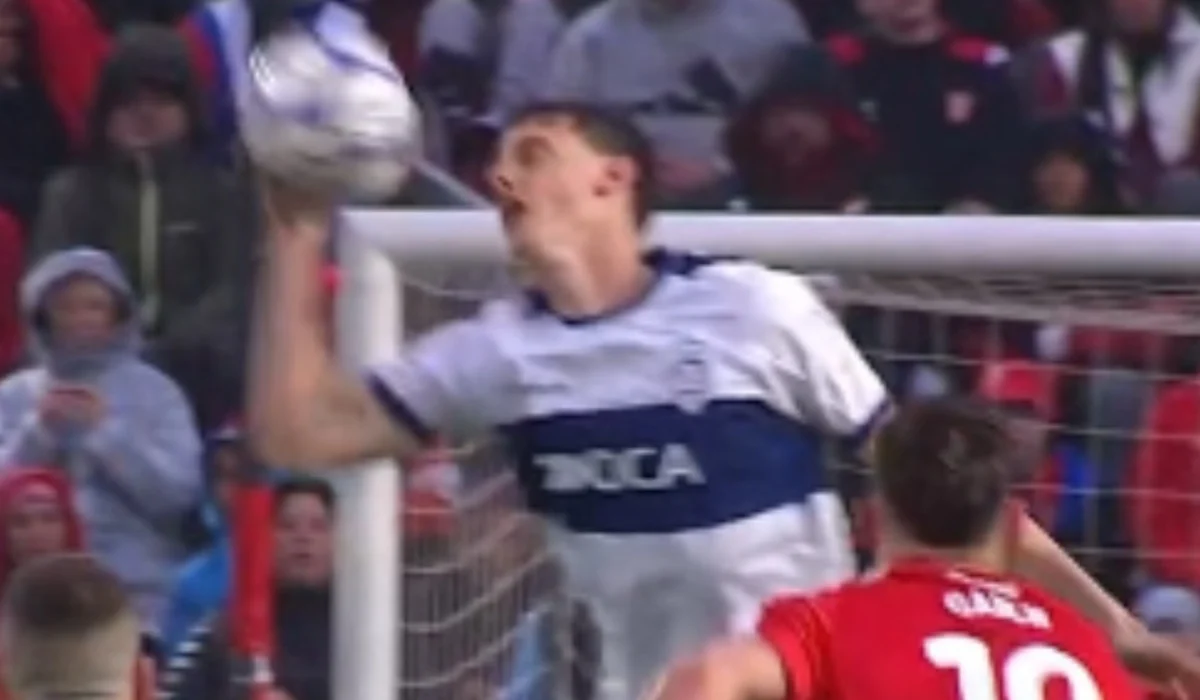 Gimnasia quedó con nueve en el clásico por roja a Conti