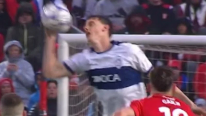 Gimnasia quedó con nueve en el clásico por roja a Conti