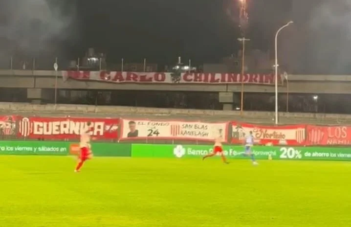 Barracas Central le dedicó una bandera al presidente de River: «Di Carlo chilindrina»