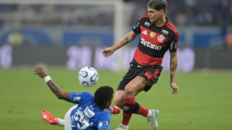 Cruzeiro no aguantó la ventaja y empató con Flamengo por la ida en el Mineirao