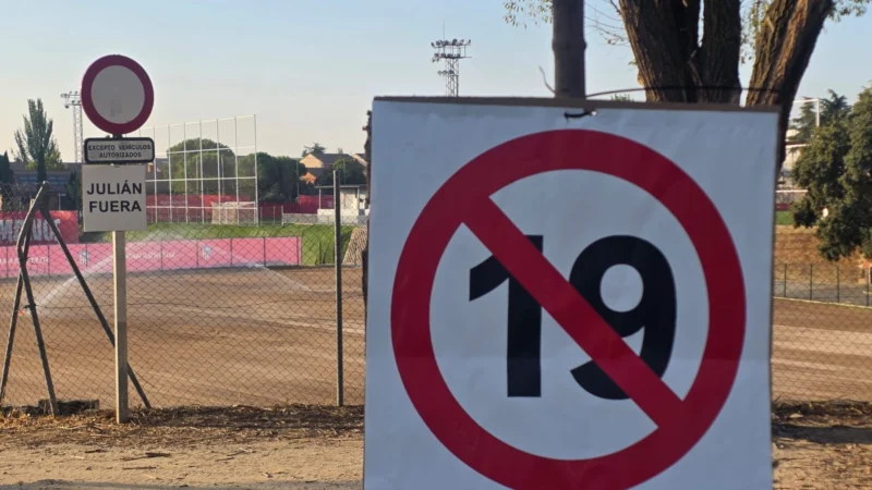 ¡Todo mal! – Aparecieron carteles en contra de Julián Álvarez en la Ciudad Deportiva del Aleti