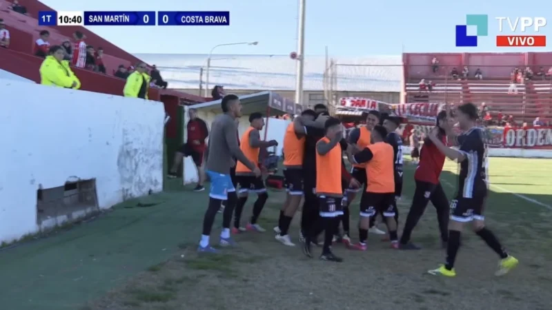 Golazo de mitad de cancha de Costa Brava a San Martín de Mendoza en el Federal A