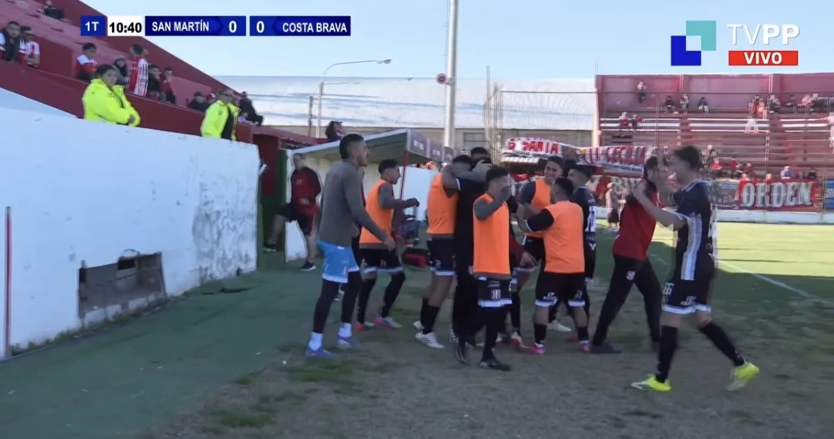 Golazo de mitad de cancha de Costa Brava a San Martín de Mendoza en el Federal A