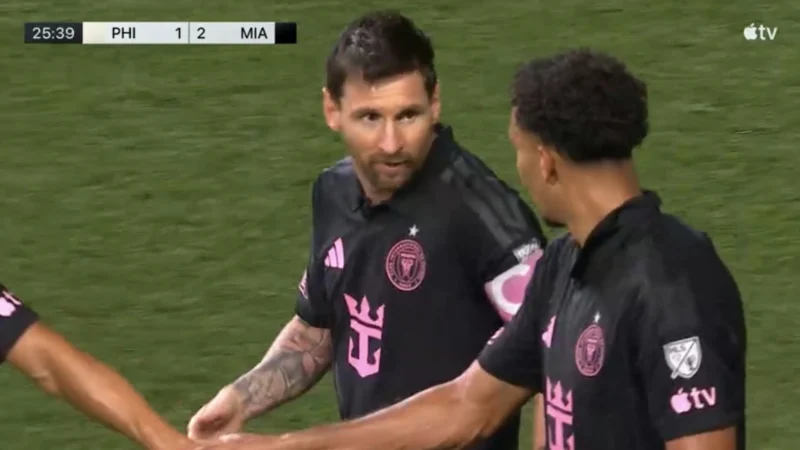 Lionel Messi marcó su primer golazo tras el fallecimiento de su padre y recibió el abrazo de todos