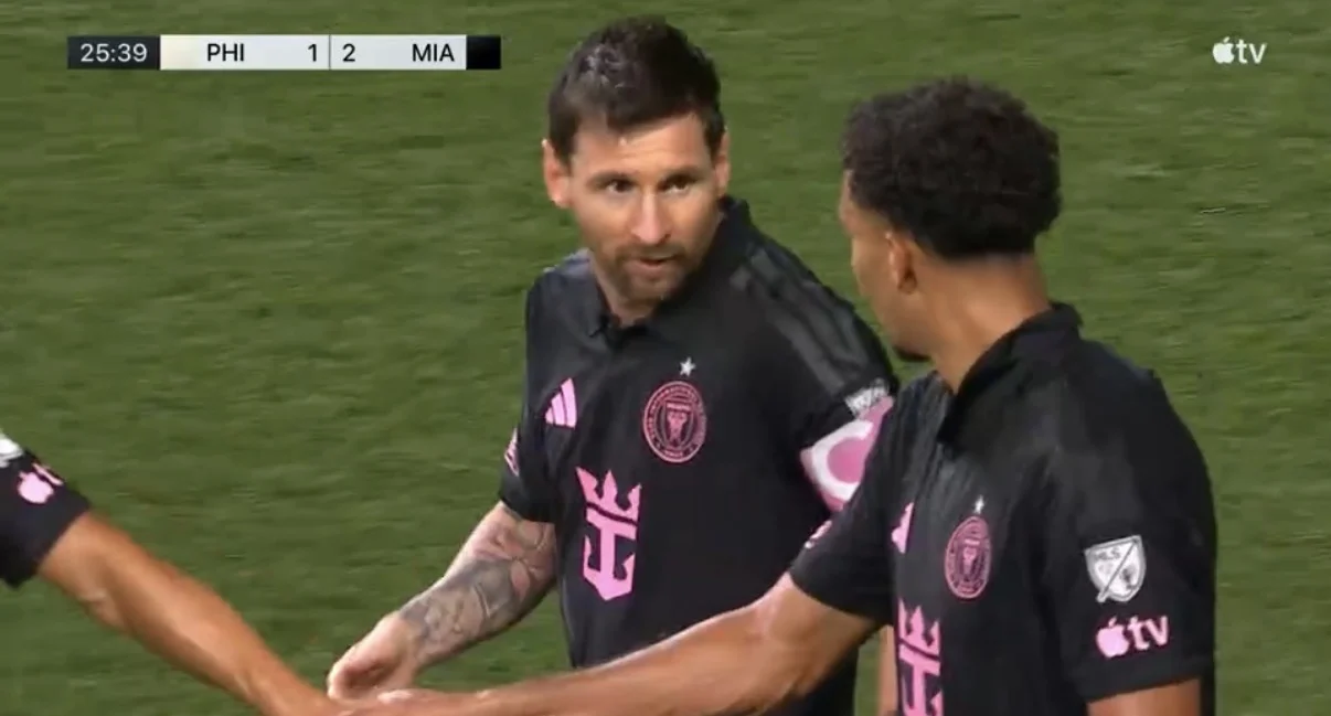 Lionel Messi marcó su primer golazo tras el fallecimiento de su padre y recibió el abrazo de todos
