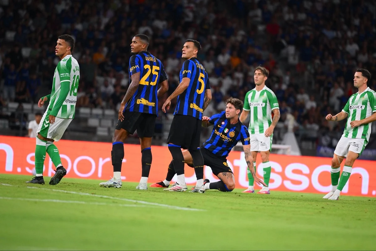 Inter le ganó a Betis con un golazo de John Stones