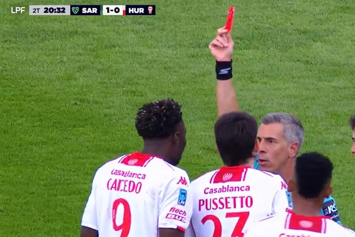 Jordy Caicedo cabeceó un rival y fue expulsado en Sarmiento – Huracán