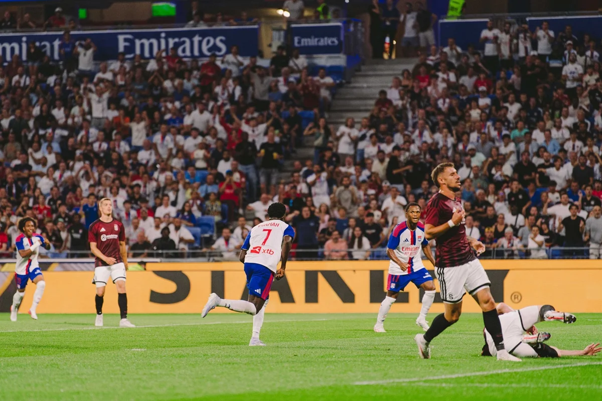 Lyon dio vuelta la historia ante Sparta Praga en Champions