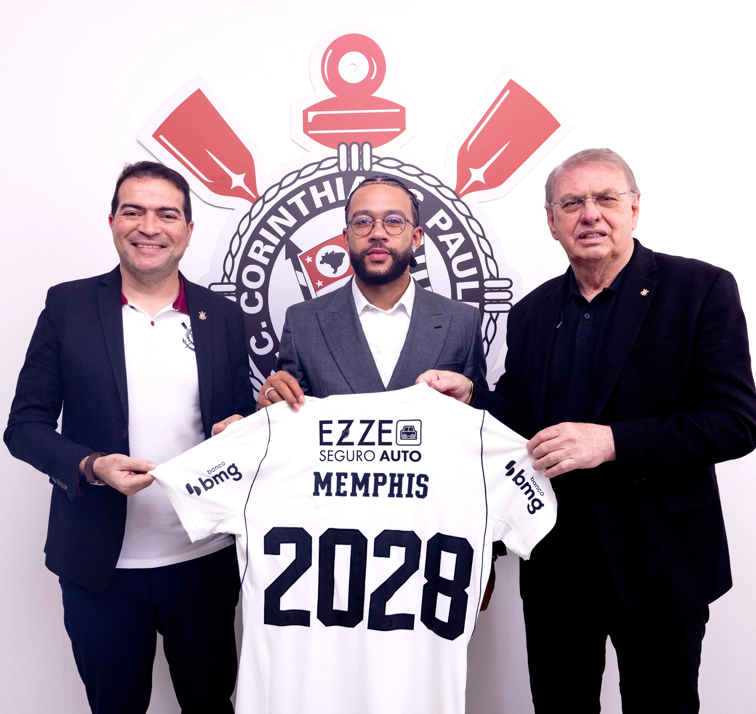 ¡Insólito! Tras amenazas de los hinchas, Corinthians dio marcha atrás y decidió renovar el contrato de Memphis Depay