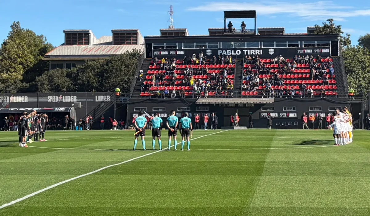 Emotivo minuto de silencio en Riestra – Estudiantes por Jorge Messi