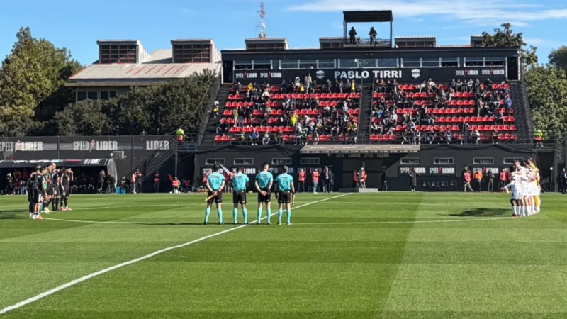 Emotivo minuto de silencio en Riestra – Estudiantes por Jorge Messi