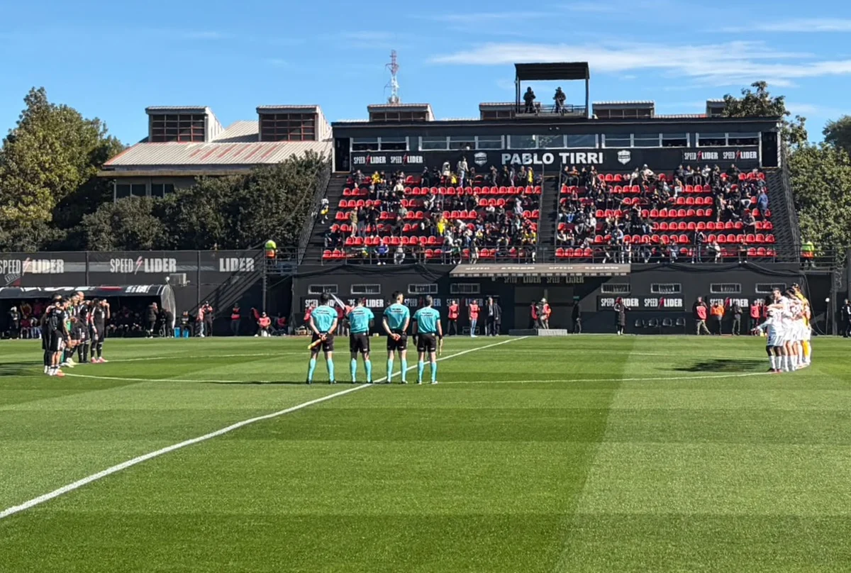 Emotivo minuto de silencio en Riestra – Estudiantes por Jorge Messi