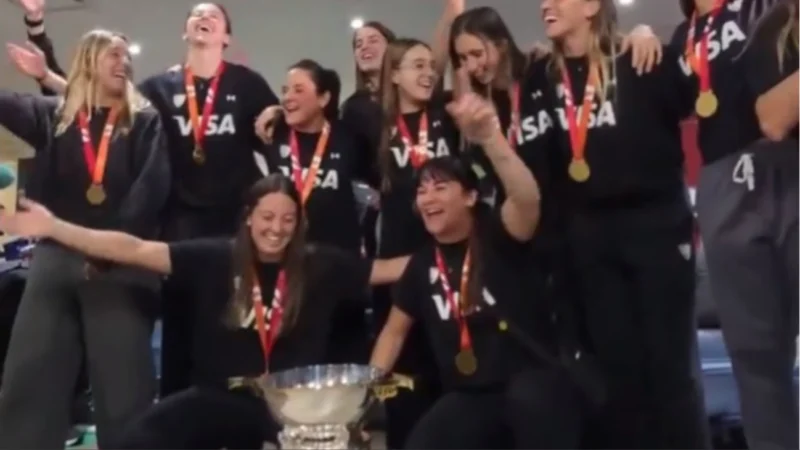Las Leonas regresaron a Ezeiza con la Copa del Mundo: fiesta y emoción en Ezeiza