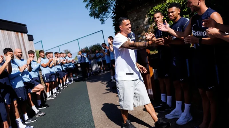 Emotivo recibimiento a Pedro Porro en Tottenham