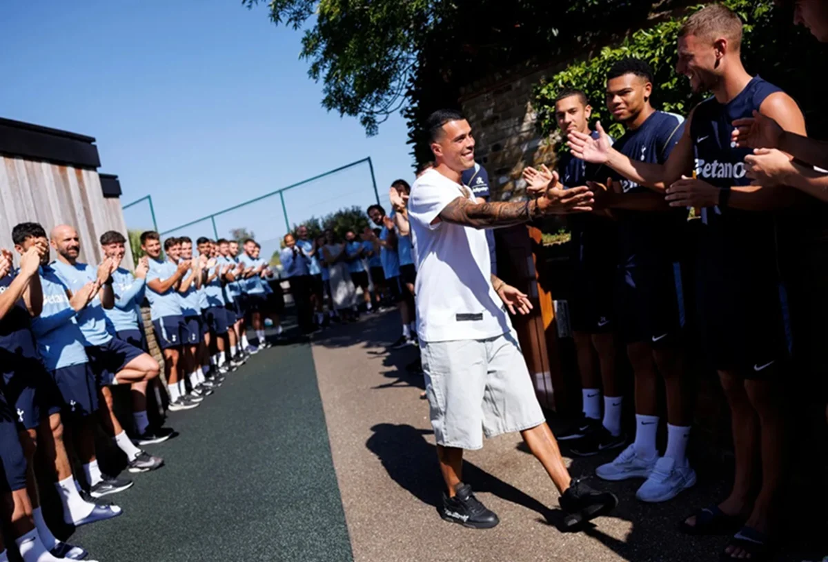 Emotivo recibimiento a Pedro Porro en Tottenham
