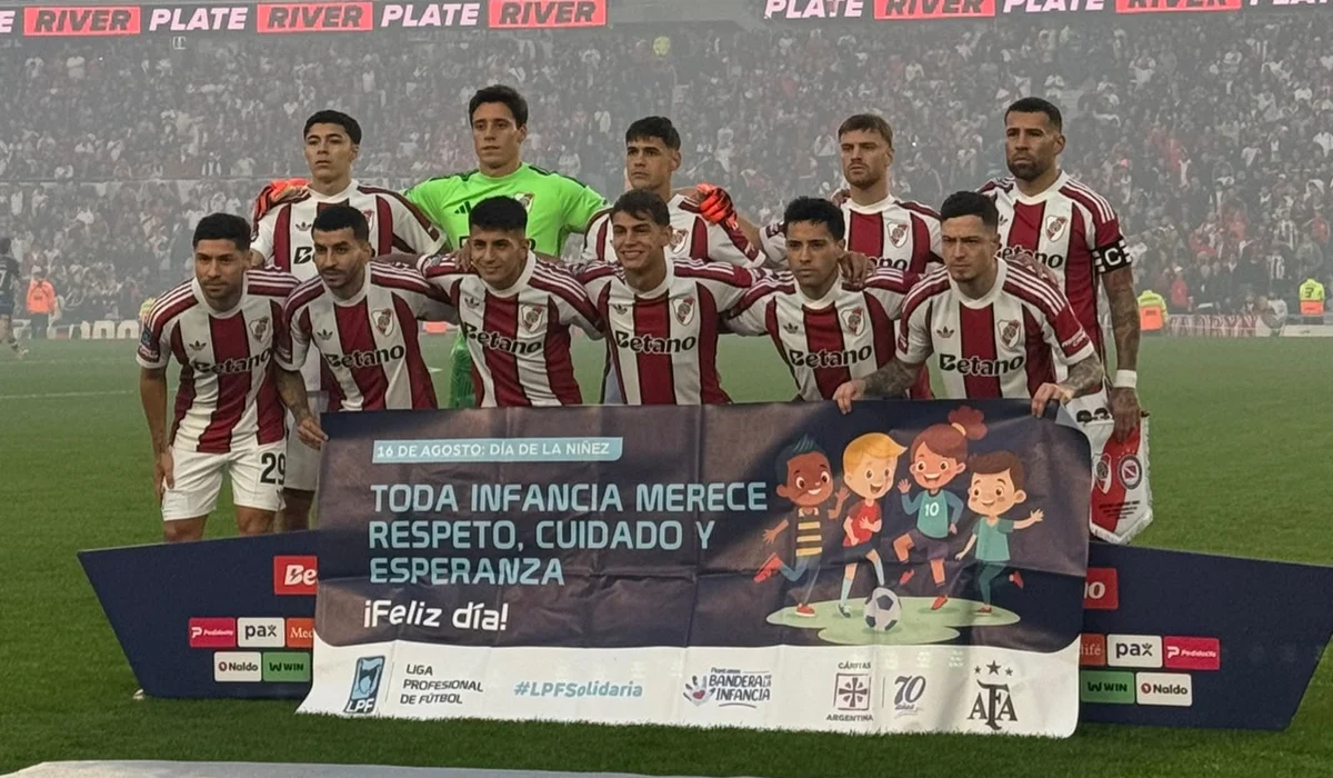 River estrenó su camiseta tricolor ante Argentinos Juniors