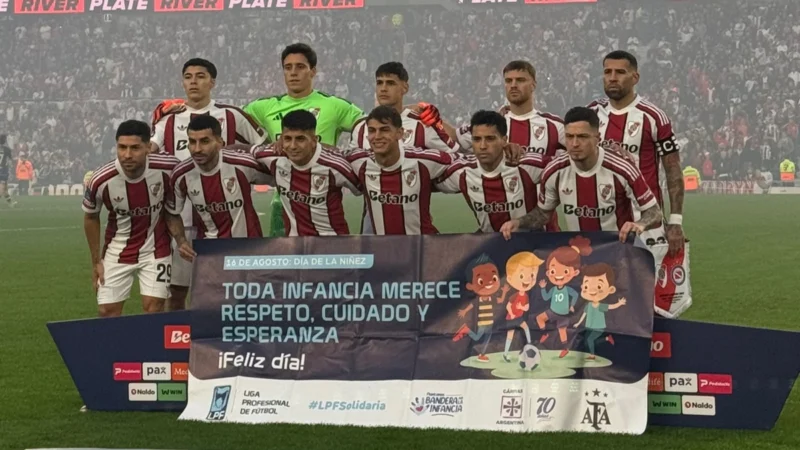 River estrenó su camiseta tricolor ante Argentinos Juniors