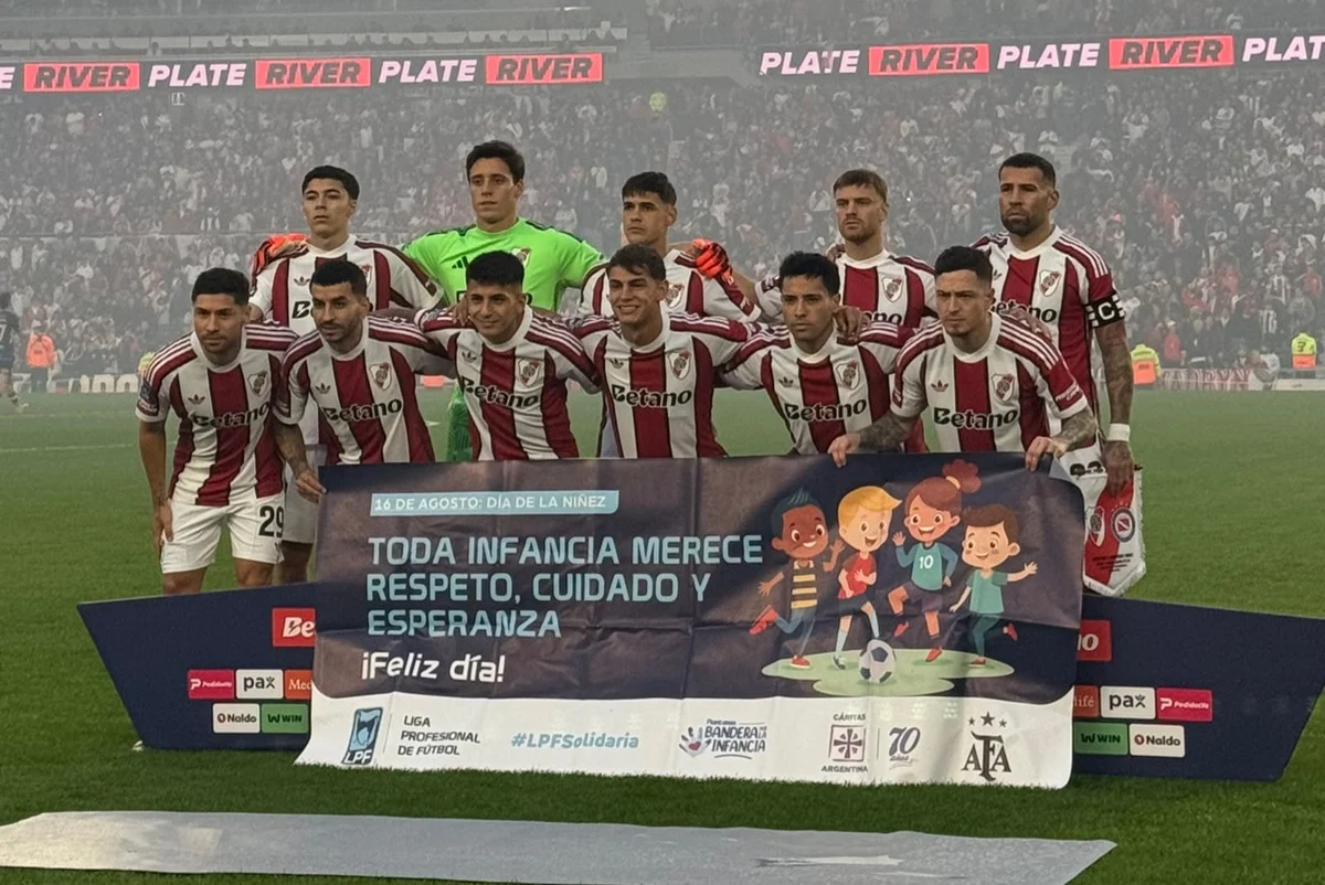 River estrenó su camiseta tricolor ante Argentinos Juniors