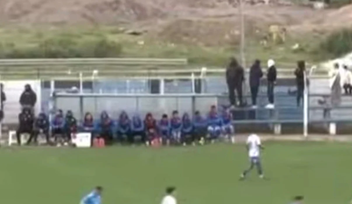 Una pelota despejada provocó un insólito accidente de tránsito durante un partido de Uruguay