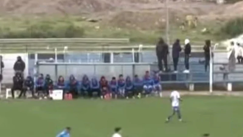 Una pelota despejada provocó un insólito accidente de tránsito durante un partido de Uruguay